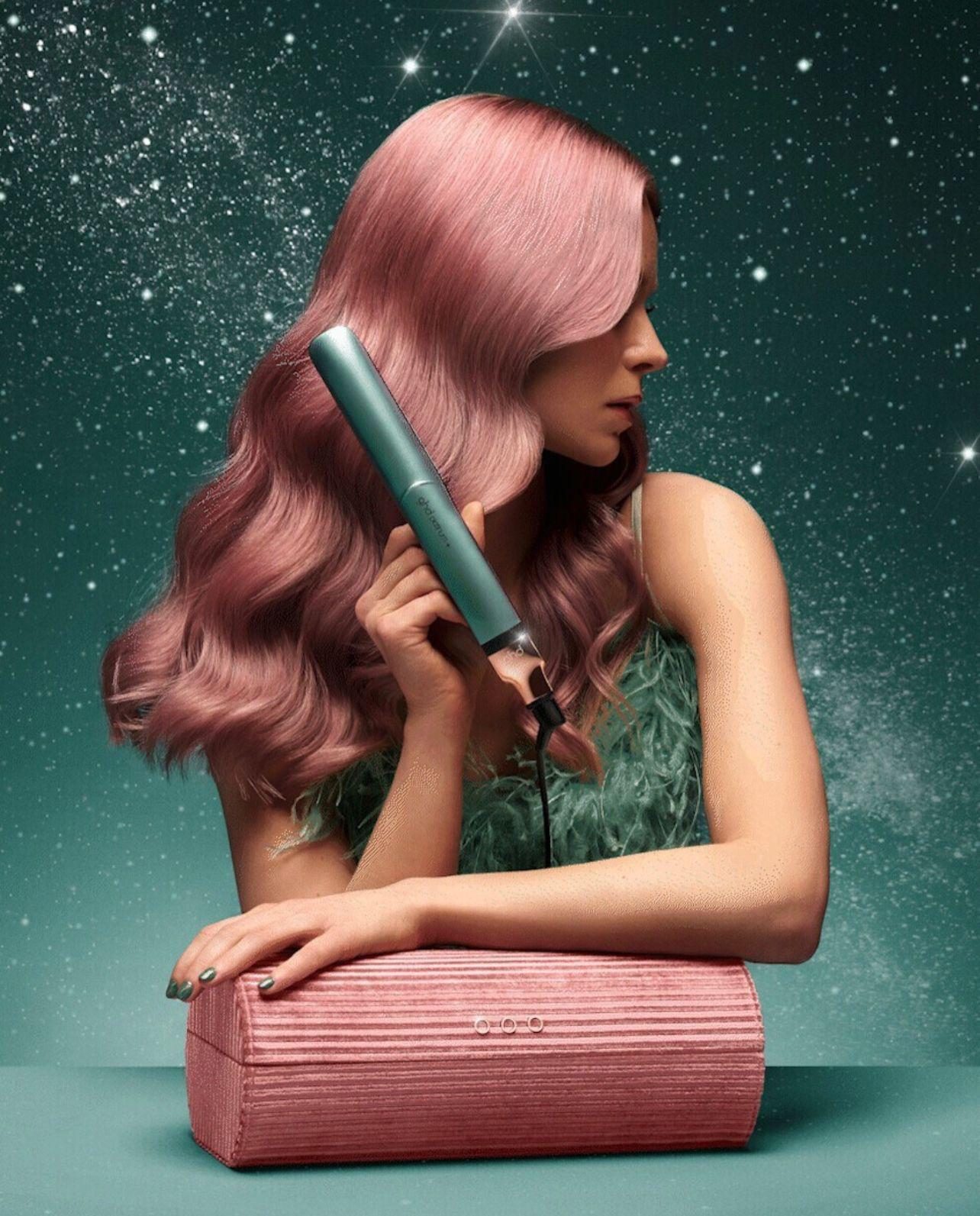 GHD 2023全新限量版ghd萝幻之境系列: ghd platinum+TM專業智能造型夾IHK$2,395 包括:限量版ghd platinum+TM專業智能造型夾-萝幻仙緣色，附送土灰粉紅天鵝絨收納盒(套裝總值: HK$2,995)·